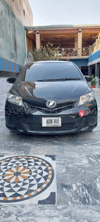 Toyota Vitz 2013 for Sale in Mardan Image-1