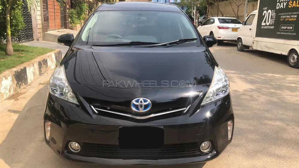Toyota Prius Alpha 2011 for Sale in Karachi Image-1