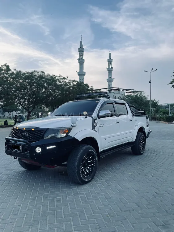 Toyota Hilux 2013 for Sale in Karachi Image-1