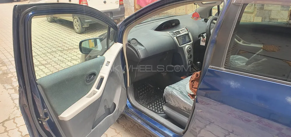 Toyota Vitz 2006 for Sale in Peshawar Image-1