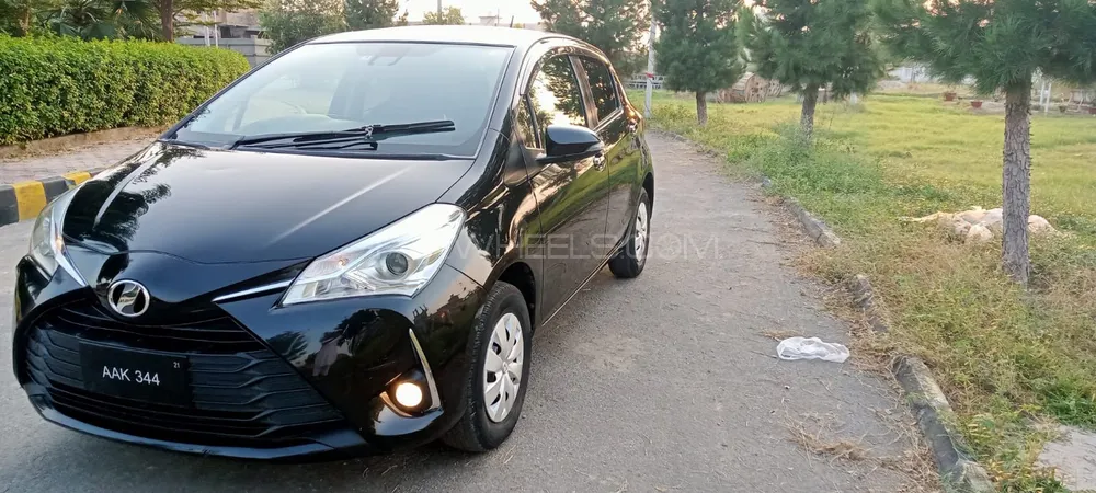Toyota Vitz 2017 for Sale in Peshawar Image-1