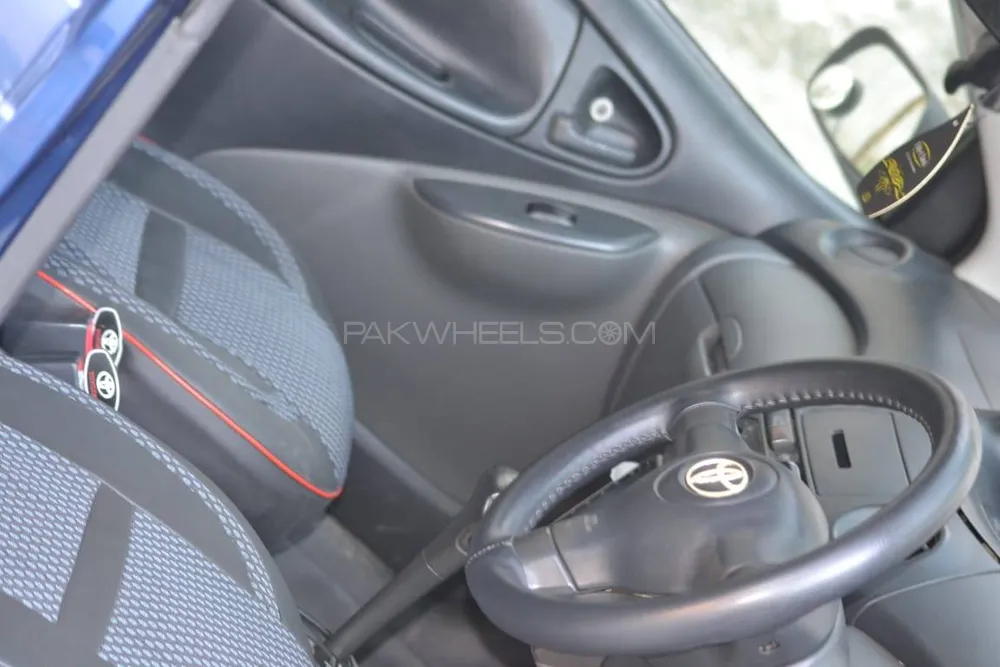 Toyota Vitz 2004 for Sale in Mardan Image-1