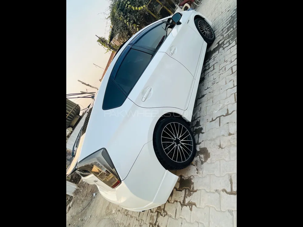 Toyota Prius 2011 for Sale in Peshawar Image-1