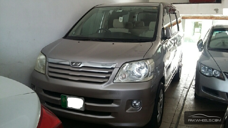 Toyota Noah 2002 for Sale in Lahore Image-1