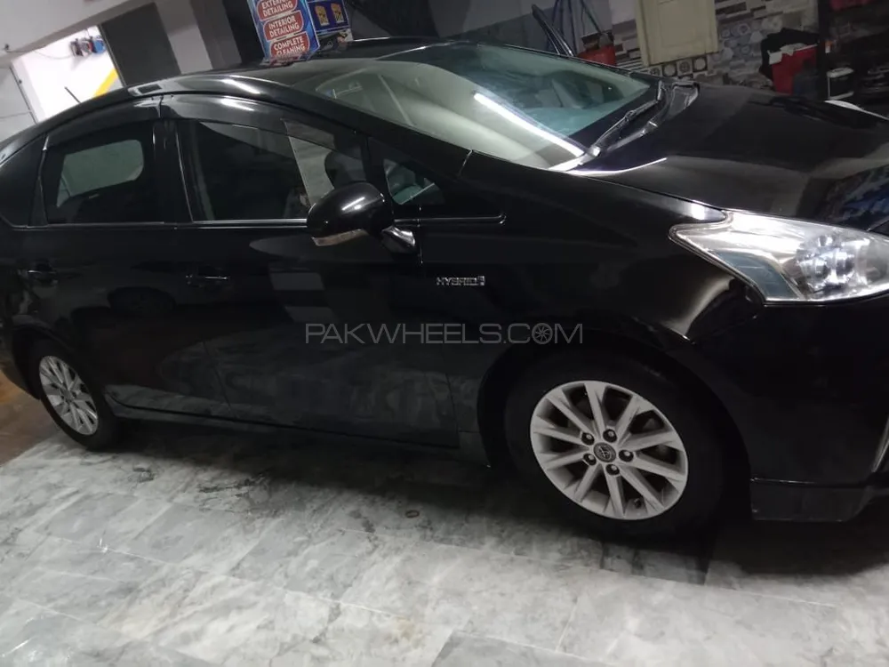 Toyota Prius Alpha 2011 for Sale in Islamabad Image-1