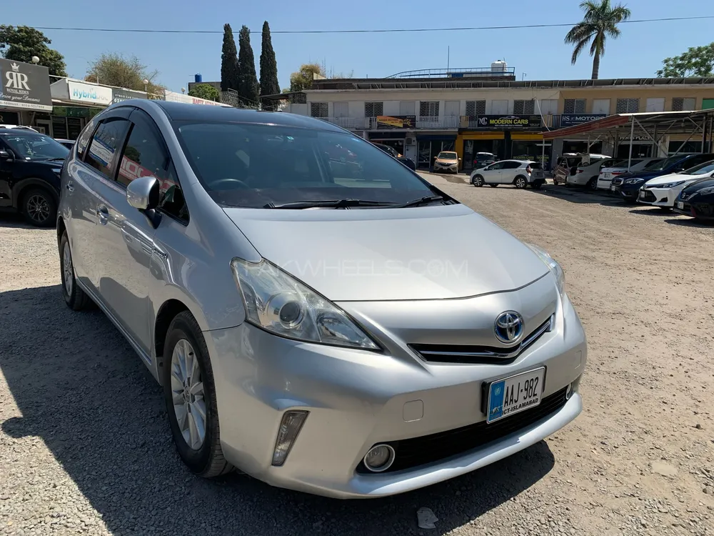 Toyota Prius Alpha 2012 for Sale in Rawalpindi Image-1