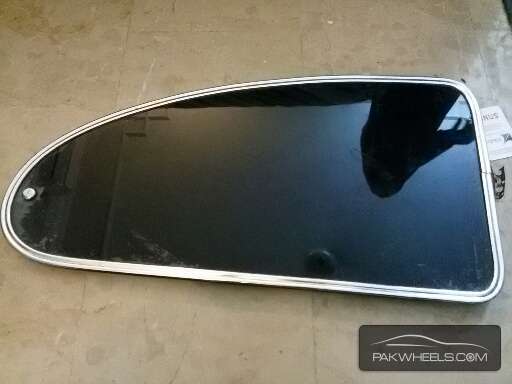 Volkswagen 1300 Rear Window with Ring(Right Side) For Sale Image-1