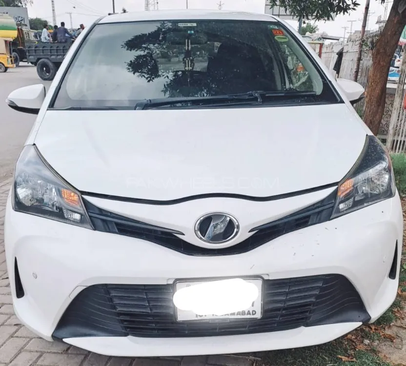 Toyota Vitz 2017 for Sale in Nowshera Image-1