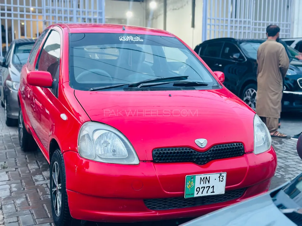 Toyota Vitz 2000 for Sale in Sahiwal Image-1