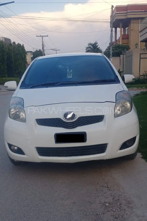 Toyota Vitz 2010 for Sale in Hayatabad Image-1