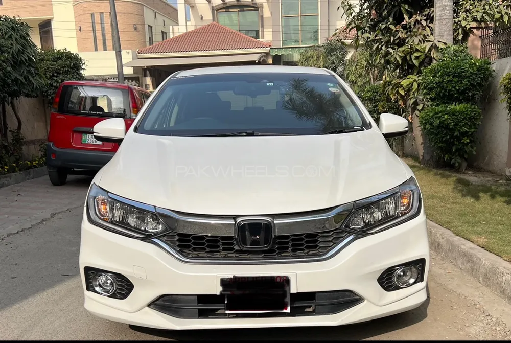 Honda Grace Hybrid 2018 for Sale in Lahore Image-1