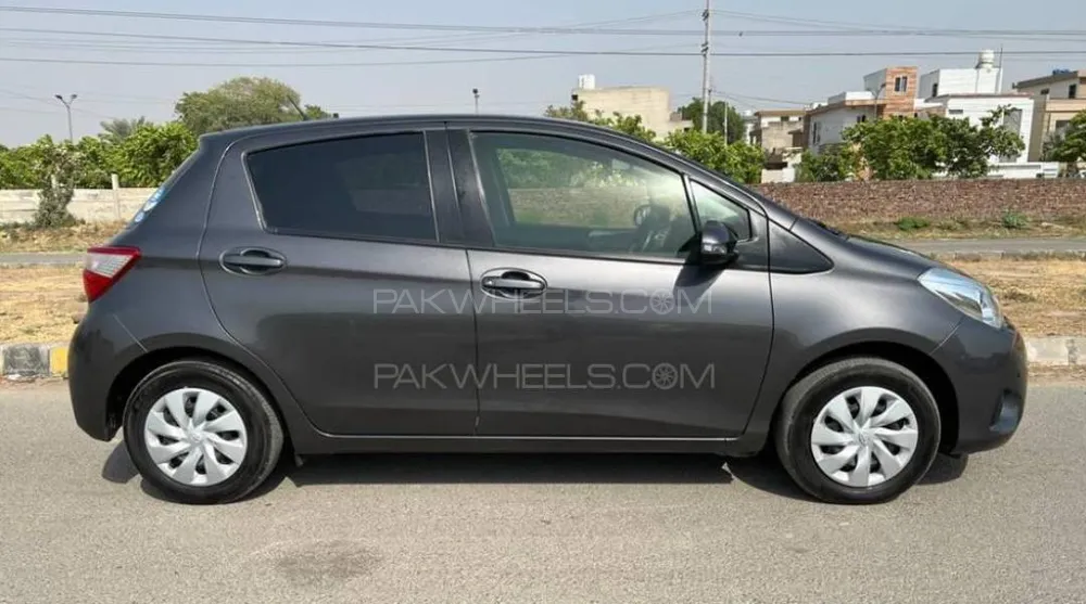 Toyota Vitz 2012 for Sale in Nowshera Image-1