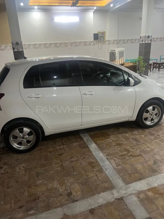 Toyota Vitz 2010 for Sale in Peshawar Image-1