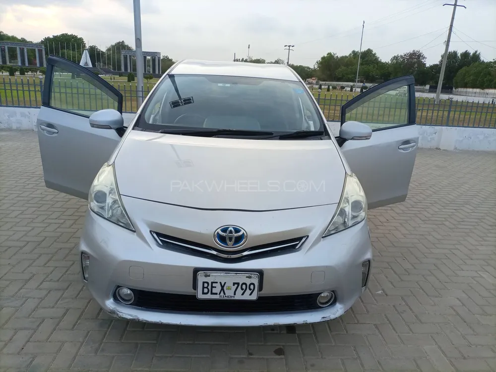 Toyota Prius Alpha 2012 for Sale in Karachi Image-1