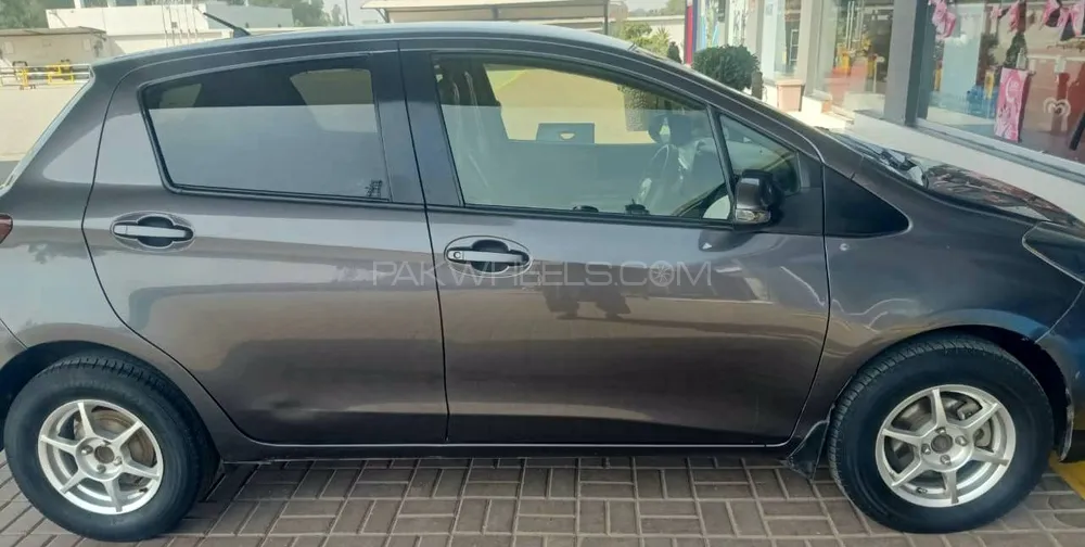 Toyota Vitz 2017 for Sale in Lahore Image-1
