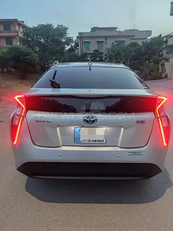 Toyota Prius 2018 for Sale in Islamabad Image-1