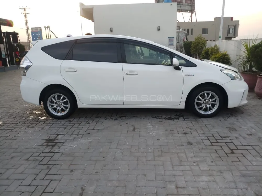 Toyota Prius Alpha 2013 for Sale in Islamabad Image-1