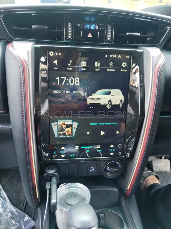 Toyota Fortuner Legender Tesla screen Image-1