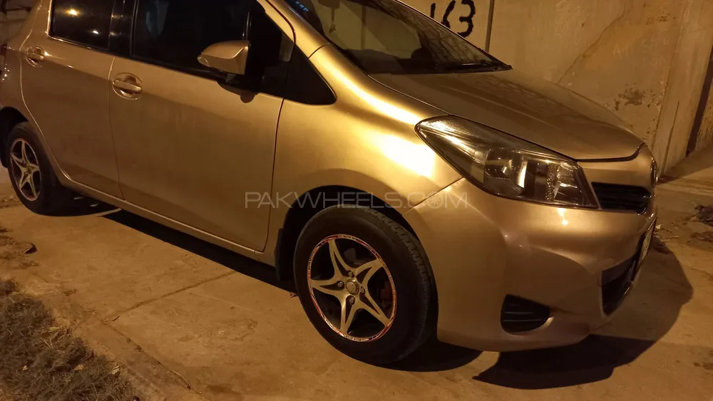 Toyota Vitz 2012 for Sale in Karachi Image-1