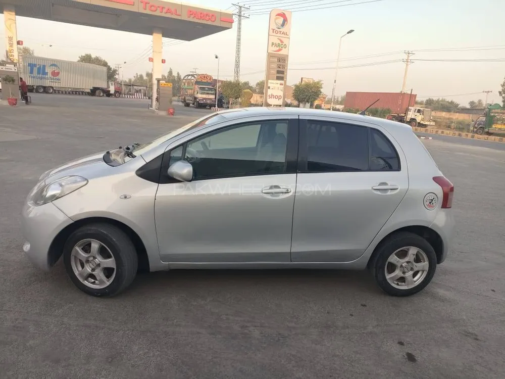 Toyota Vitz 2005 for Sale in Chiniot Image-1