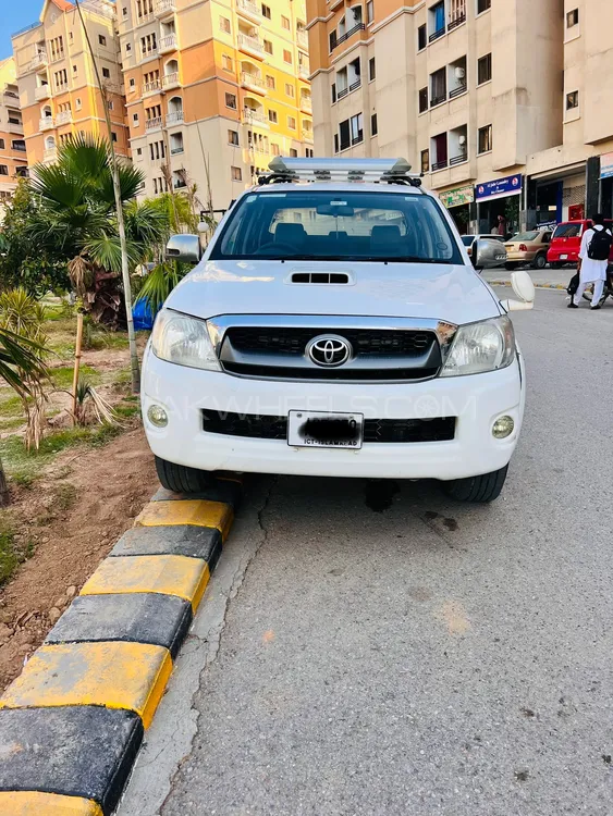 Toyota Hilux 2016 for Sale in Islamabad Image-1