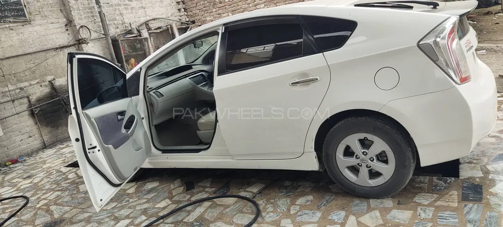 Toyota Prius 2010 for Sale in Mardan Image-1
