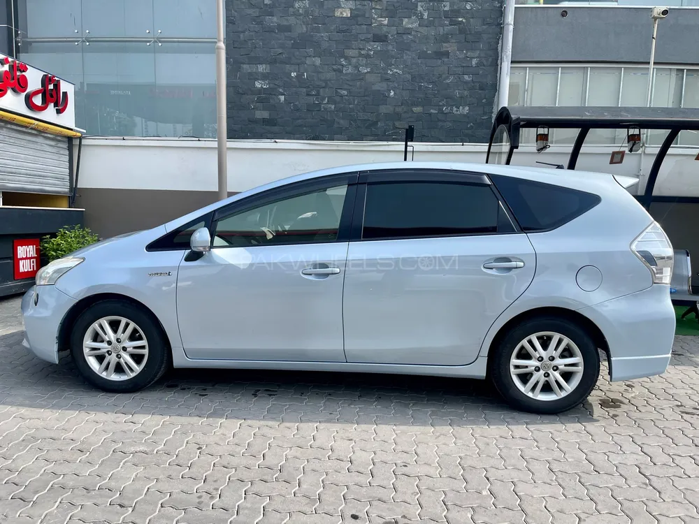 Toyota Prius Alpha 2013 for Sale in Lahore Image-1