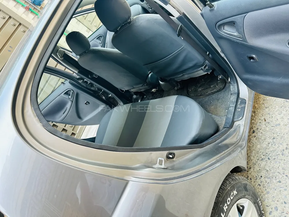 Toyota Vitz 2001 for Sale in Mardan Image-1