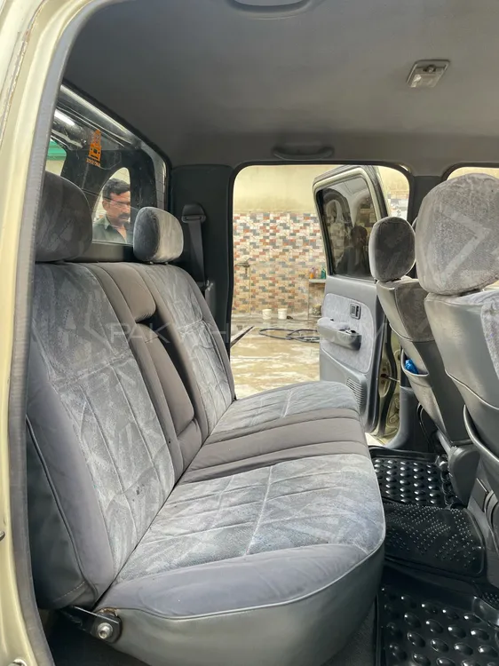 Toyota Hilux 2002 for Sale in Bahawalpur Toyota Hilux 2002 for Sale in Bahawalpur Image-12
