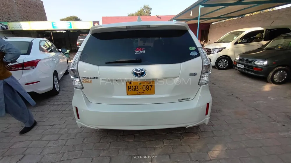 Toyota Prius Alpha 2017 for Sale in Sadiqabad Image-1