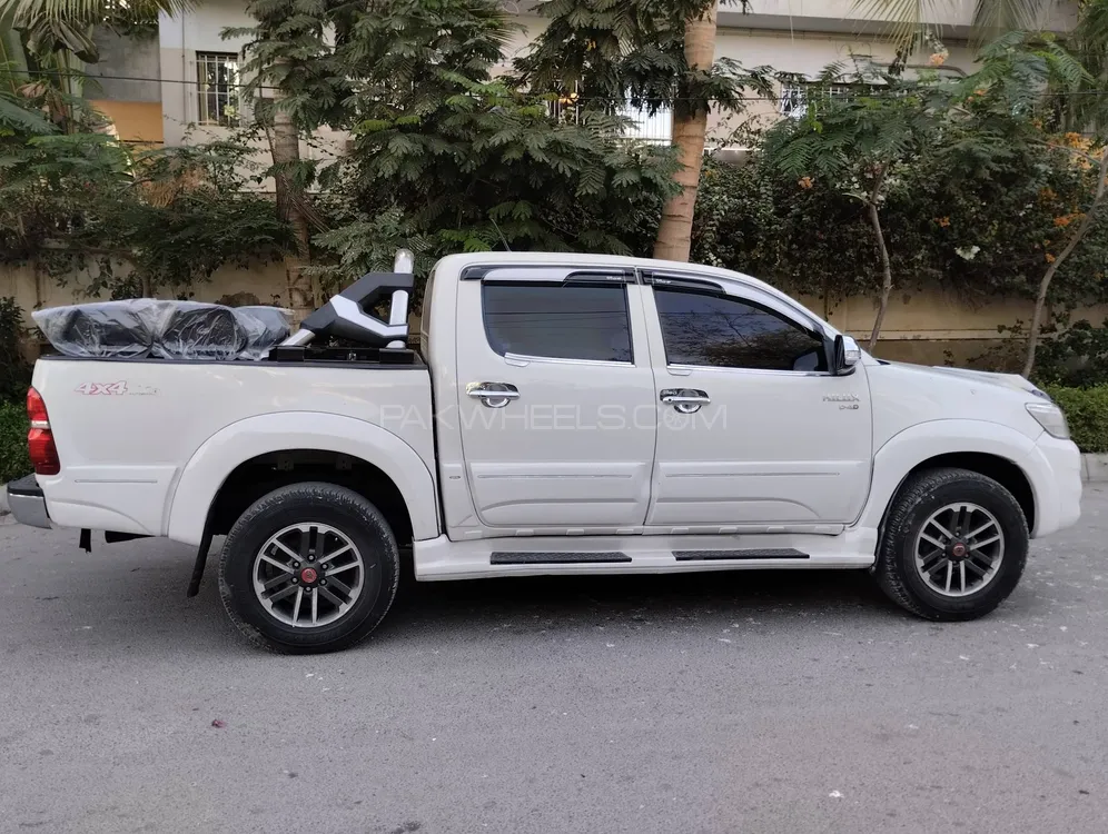 Toyota Hilux 2013 for Sale in Karachi Image-1