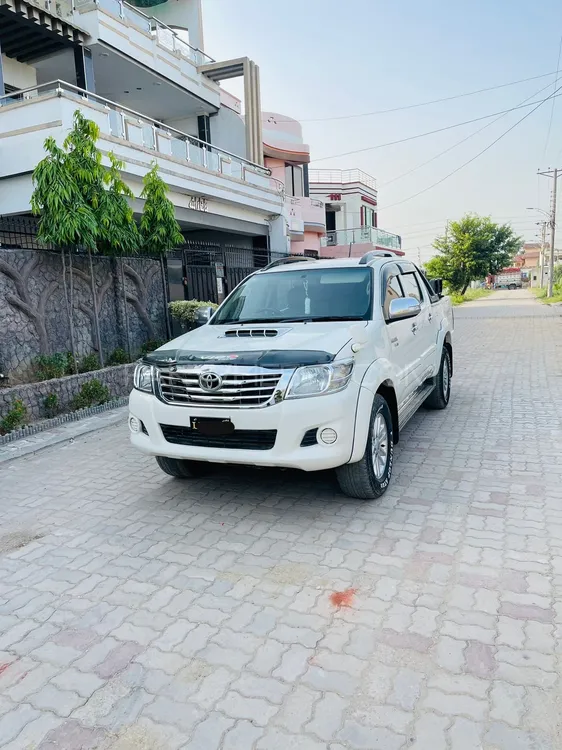 Toyota Hilux 2015 for Sale in Sialkot Image-1
