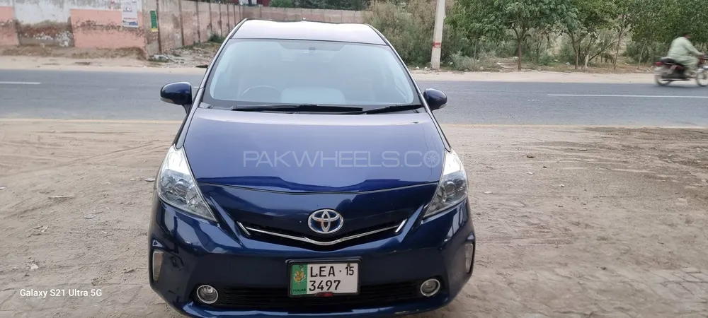 Toyota Prius Alpha 2011 for Sale in Layyah Image-1