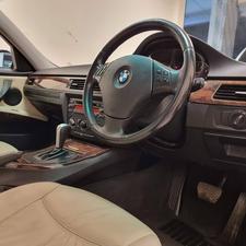BMW 3 Series 320i 
2000 cc
Model 2006
Registered 2006
Choice Number (777)
77000 Km
Navy Blue
Beige Interior
Sunroof
Leather Seats
Premium Sound System
100 % Original
Spare Remote


Location: 

Prime Motors
Allama Iqbal Road, 
Block 2, P..E.C.H.S,
Karachi