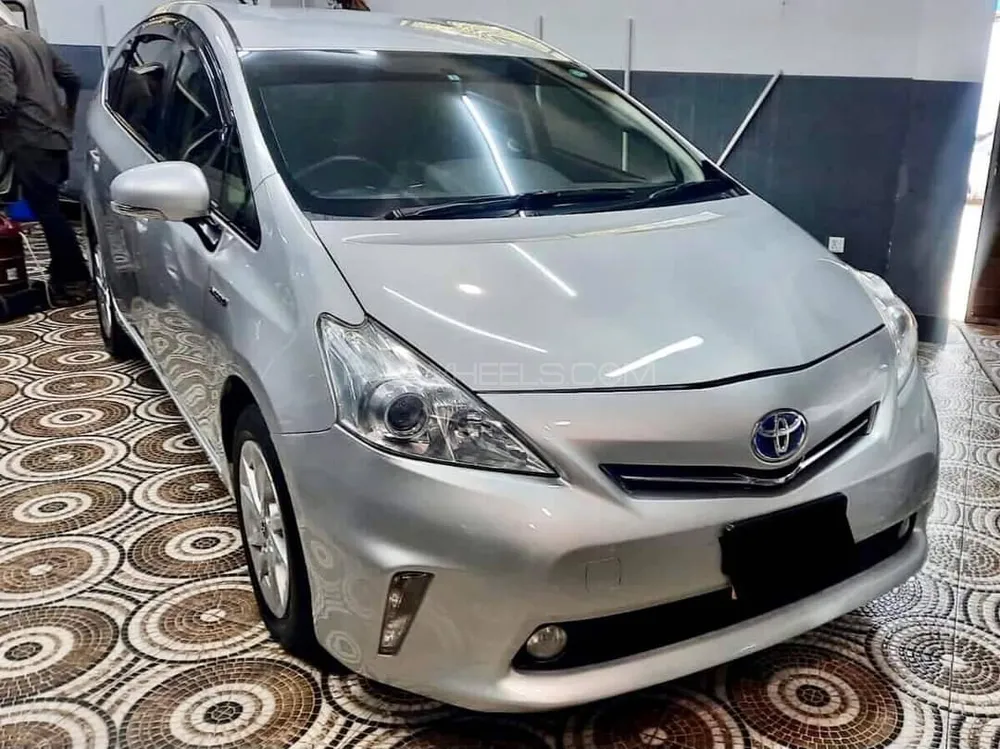 Toyota Prius Alpha 2014 for Sale in Karachi Image-1