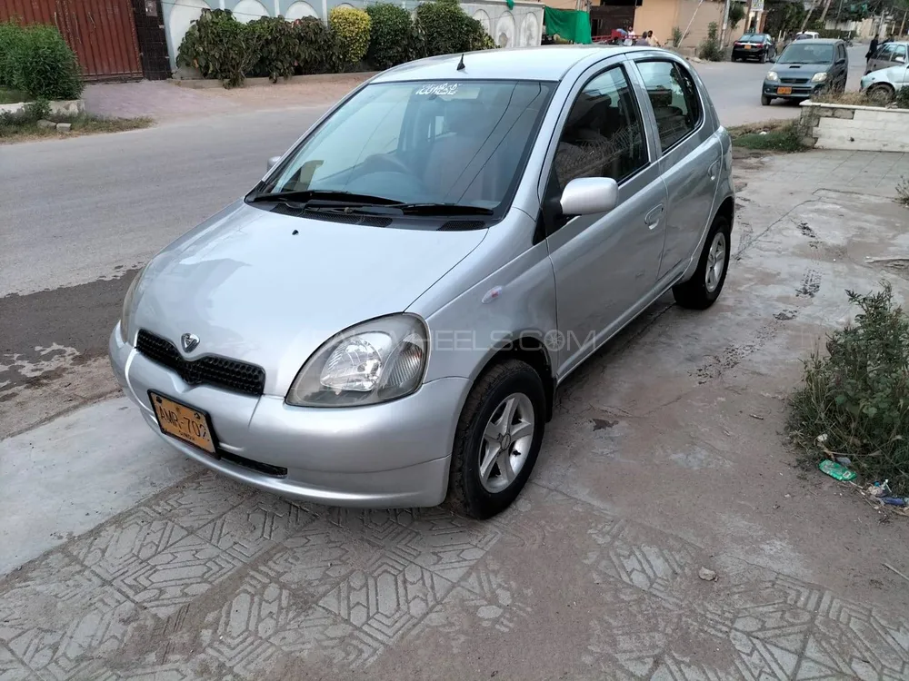 Toyota Vitz 2001 White stance