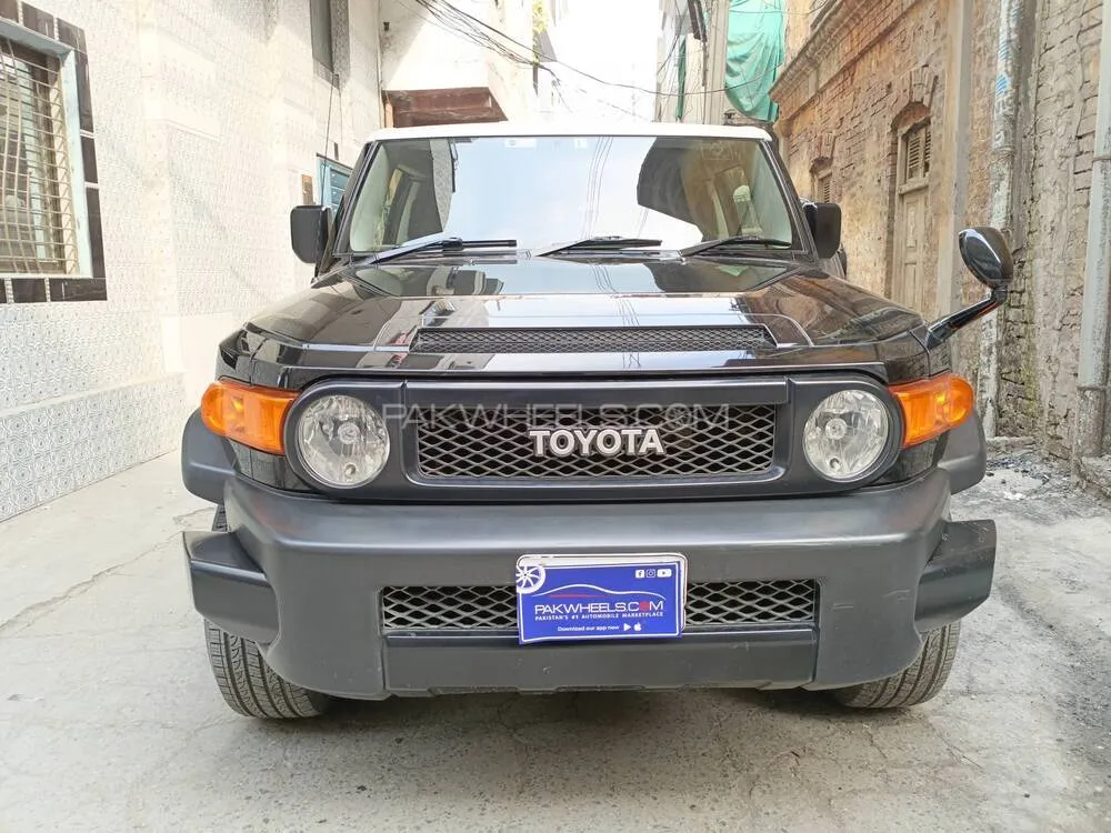 Toyota Fj Cruiser 2016 for Sale in Lahore Image-1