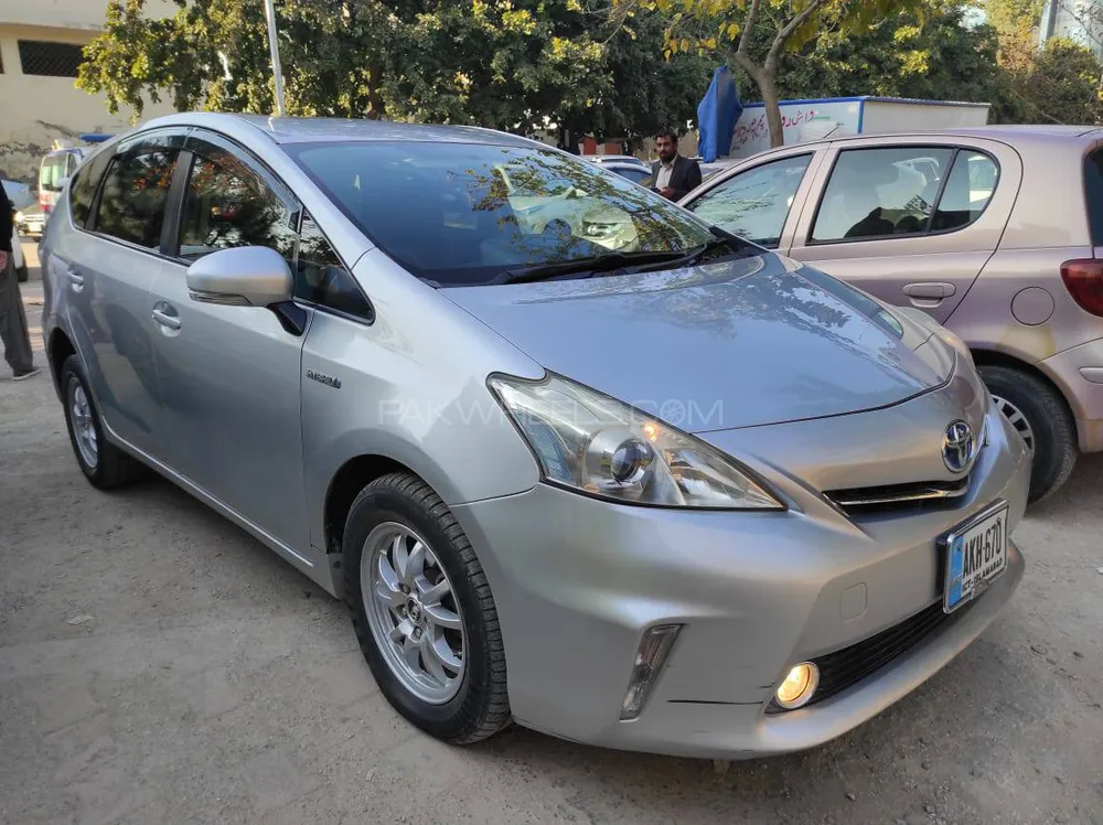 Toyota Prius Alpha 2013 for sale in Islamabad