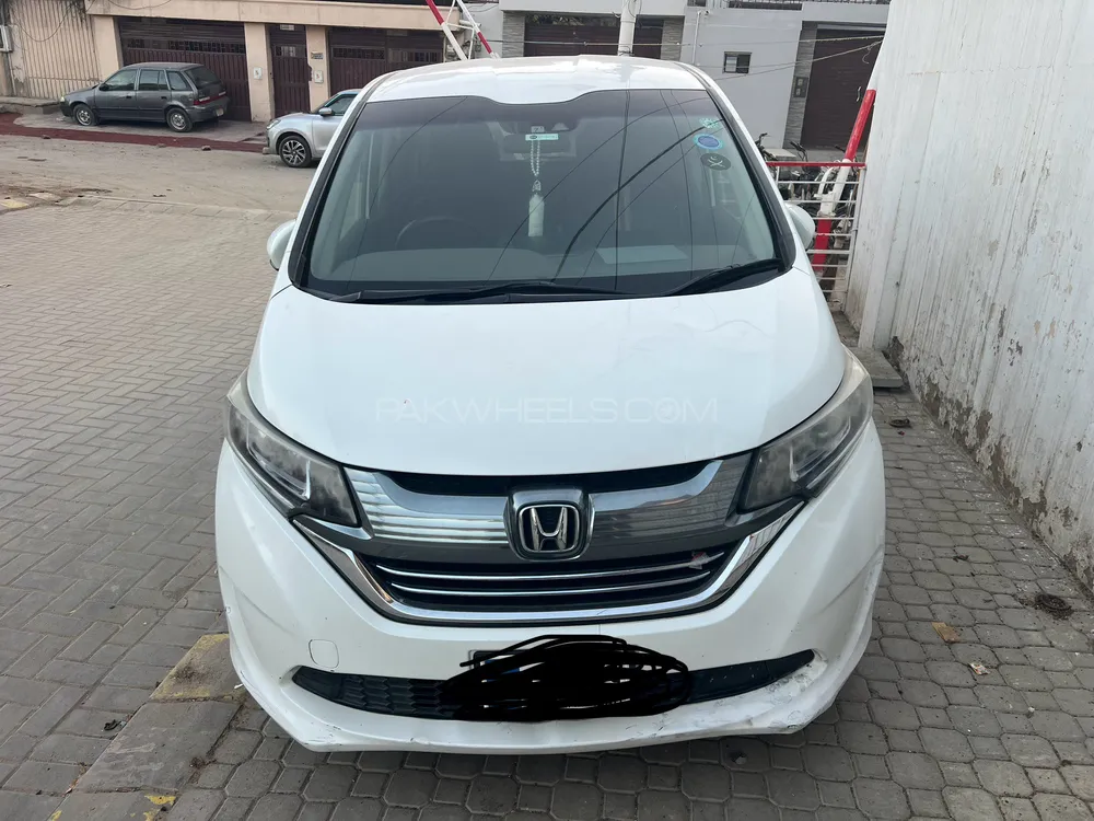 Honda Freed 2017 for Sale in Karachi Image-1