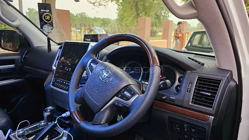 Toyota Land Cruiser 2017 for Sale in Karachi Image-1
