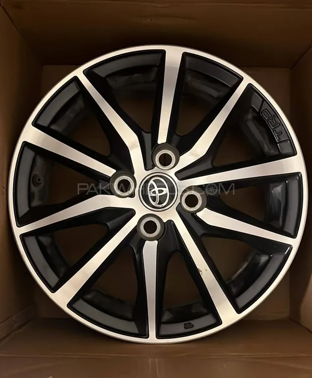 Toyota Yaris original alloy wheels Image-1