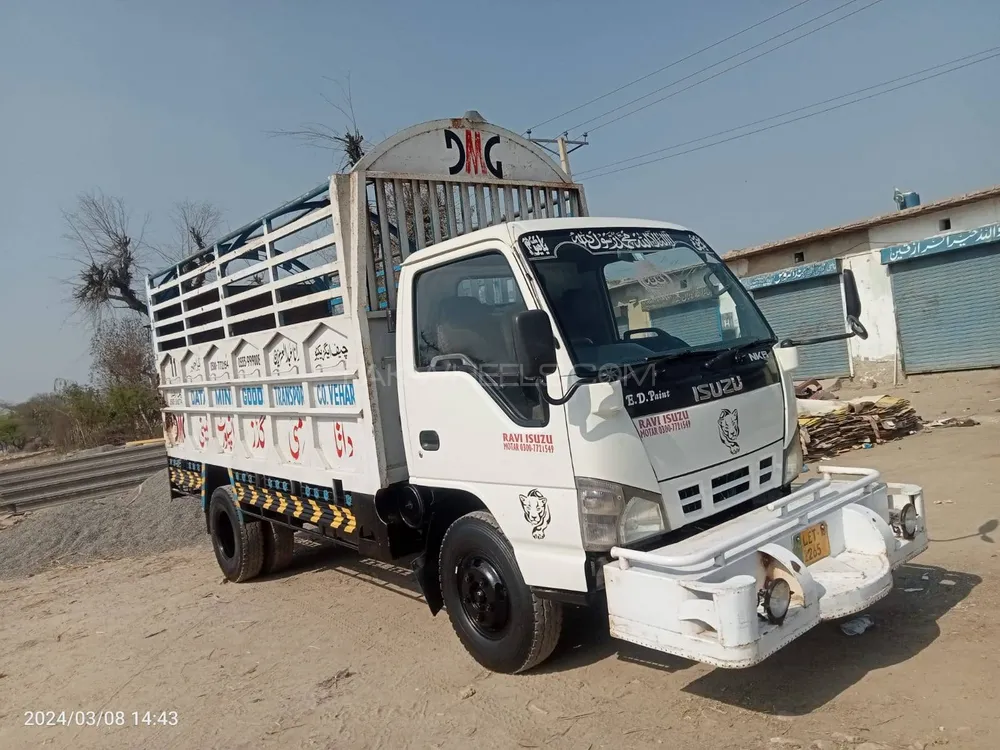 Isuzu NKR 2018 for Sale in Vehari Image-1
