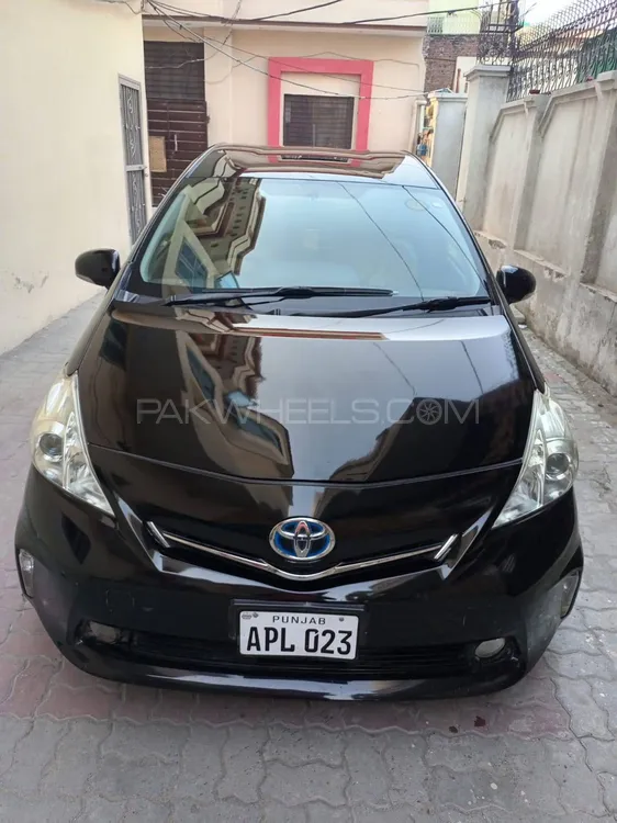 Toyota Prius Alpha 2013 for Sale in Sialkot Image-1