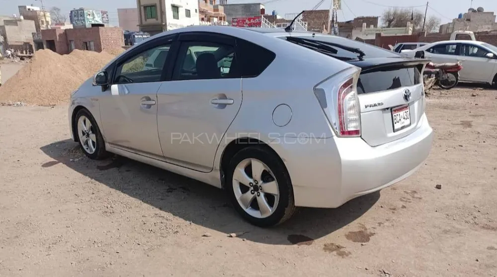 Toyota Prius 2011 for Sale in Shorkot Image-1