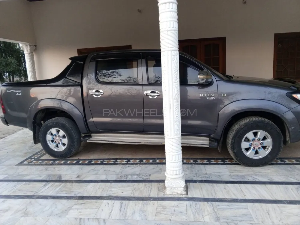 Toyota Hilux 2011 for Sale in Fateh Jang Image-1