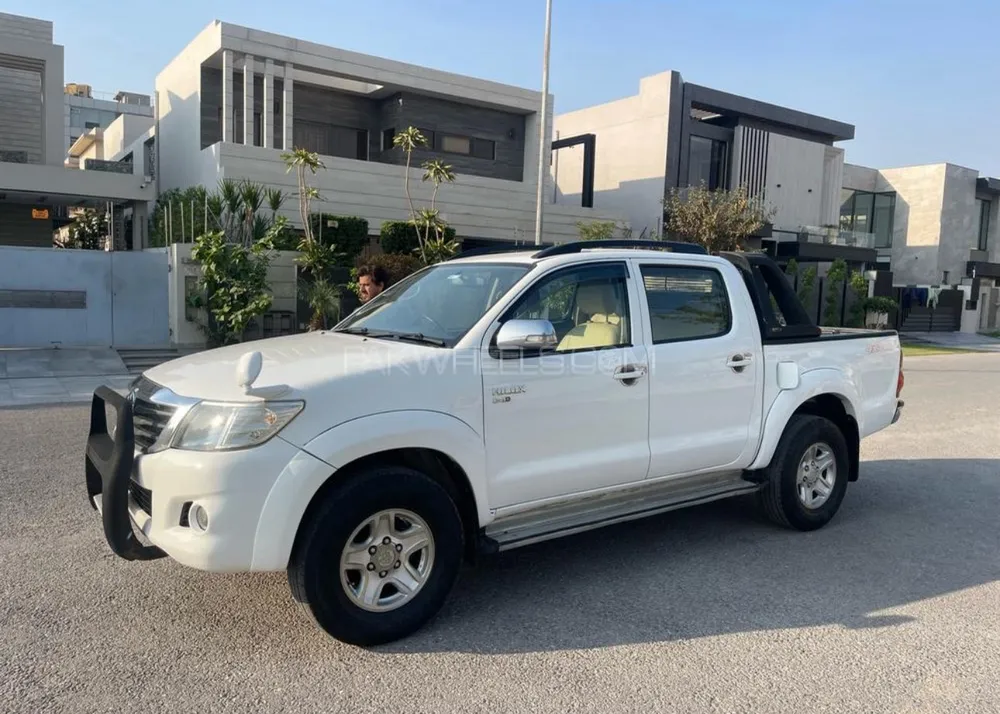 Toyota Hilux 2015 for Sale in Faisalabad Image-1