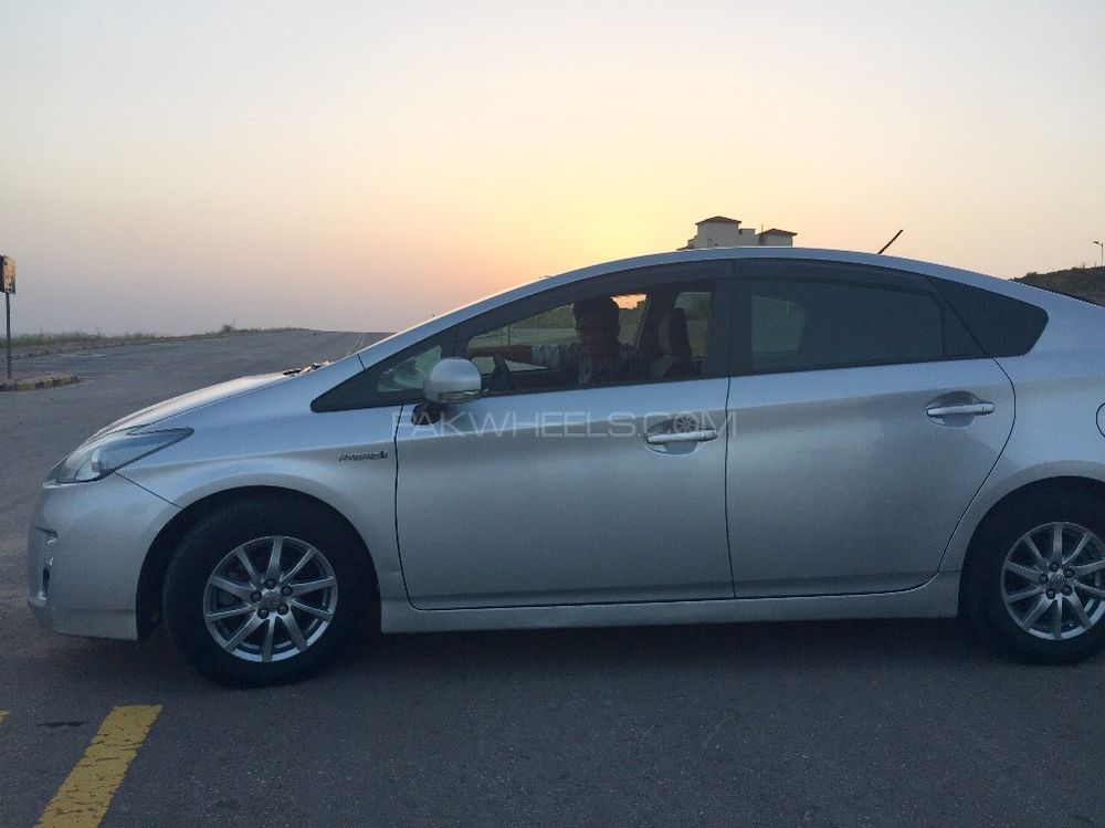 Toyota Prius - 2012  Toyota Prius - 2012  Image-3