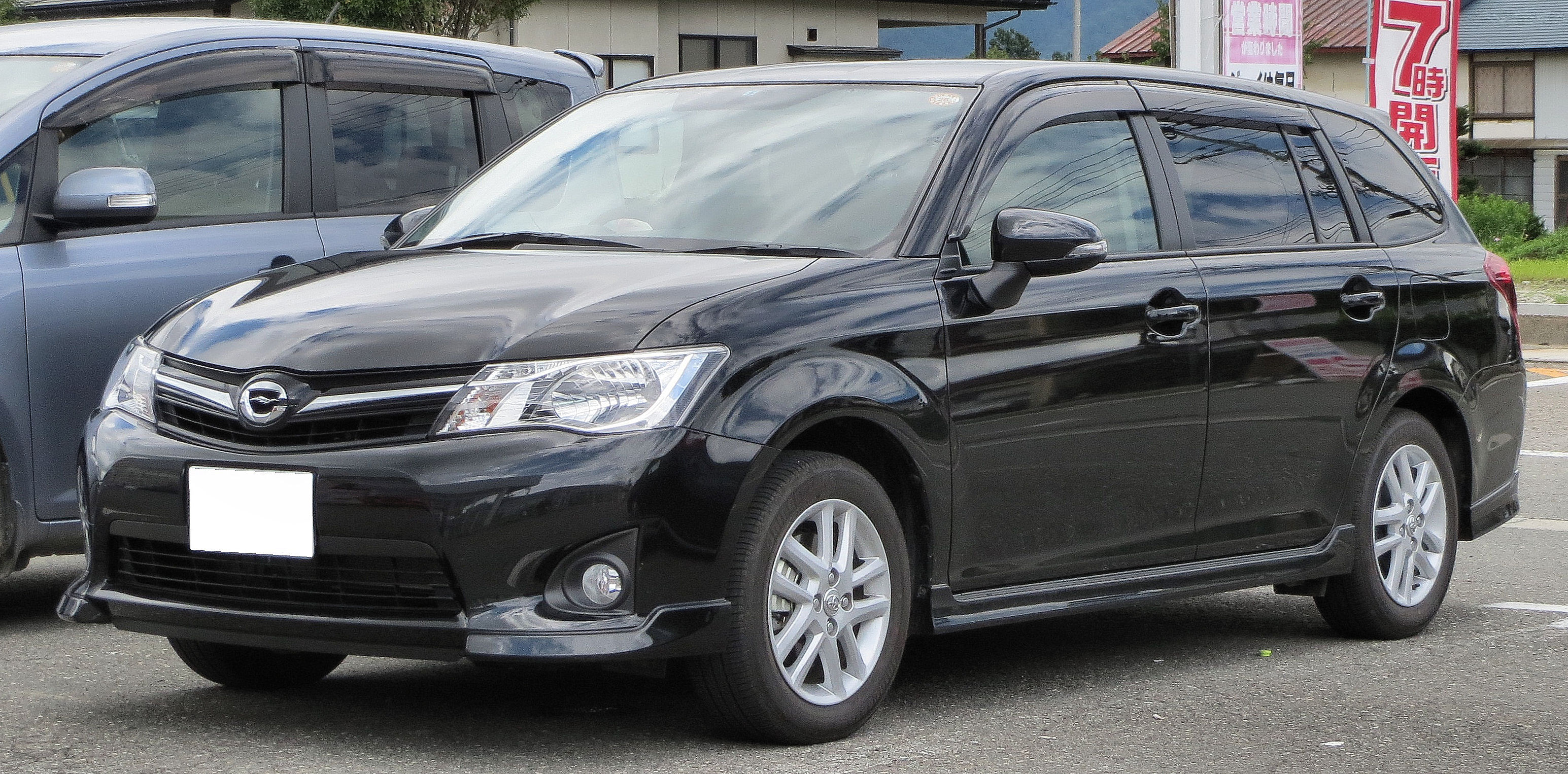 Toyota Corolla Fielder Exterior Side View