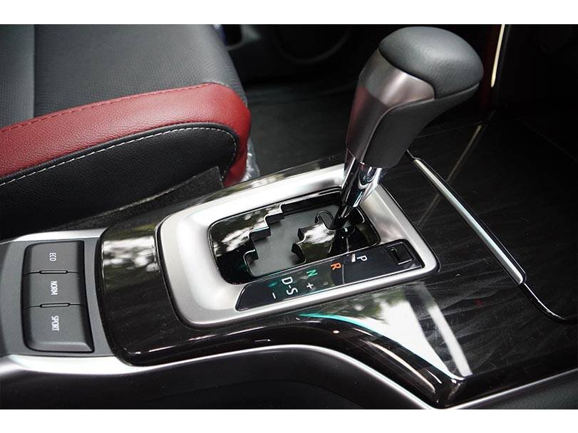 ٹویوٹا فورچیونر 2024 Interior Gear and Driving Modes