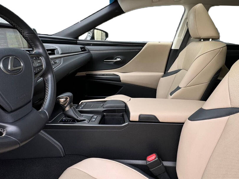 لیکزس ای ایس Interior 